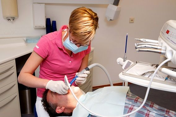zubařka vykonáva zákrok na pacientovi